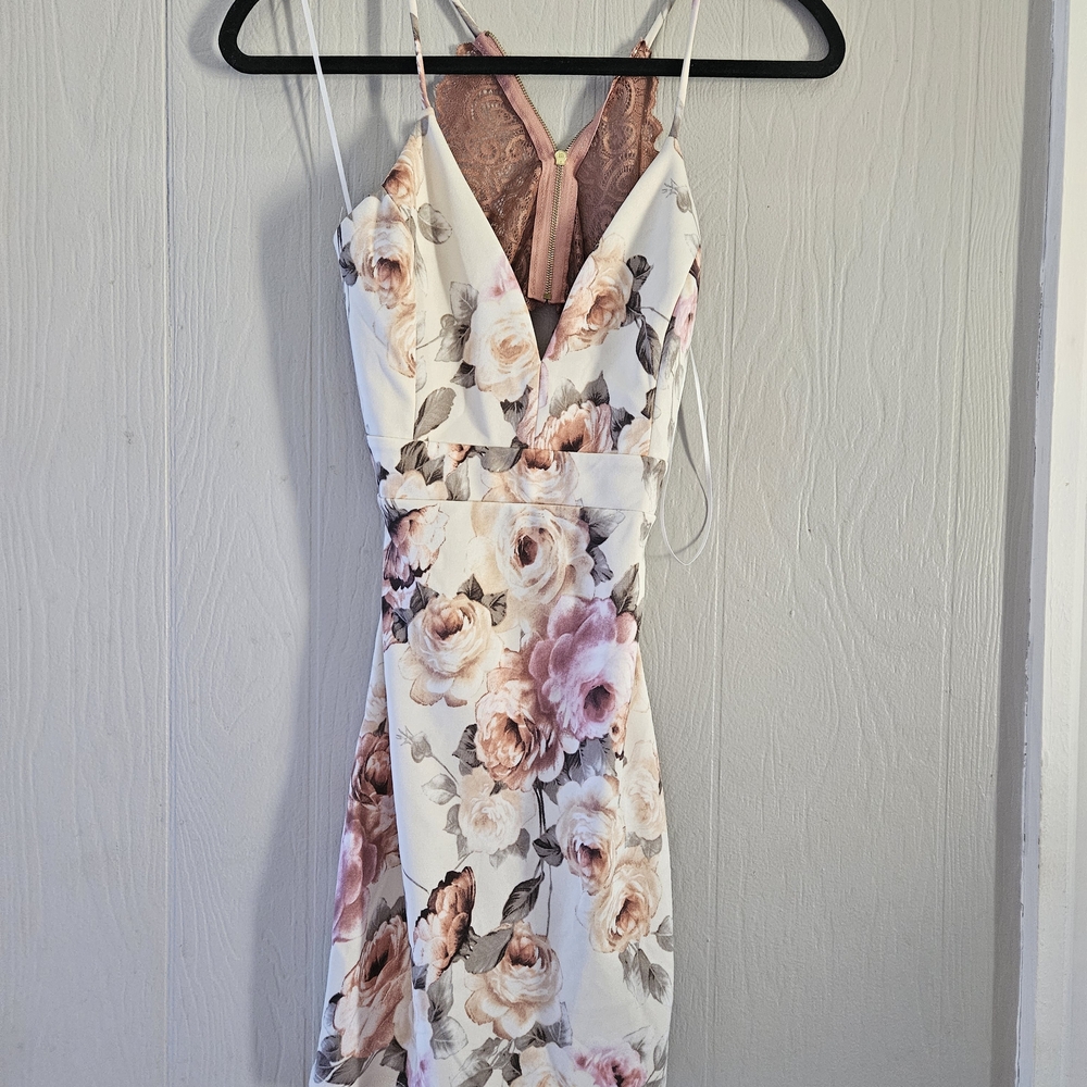 Windsor White Floral V-Neck Mini Dress with Blush Roses